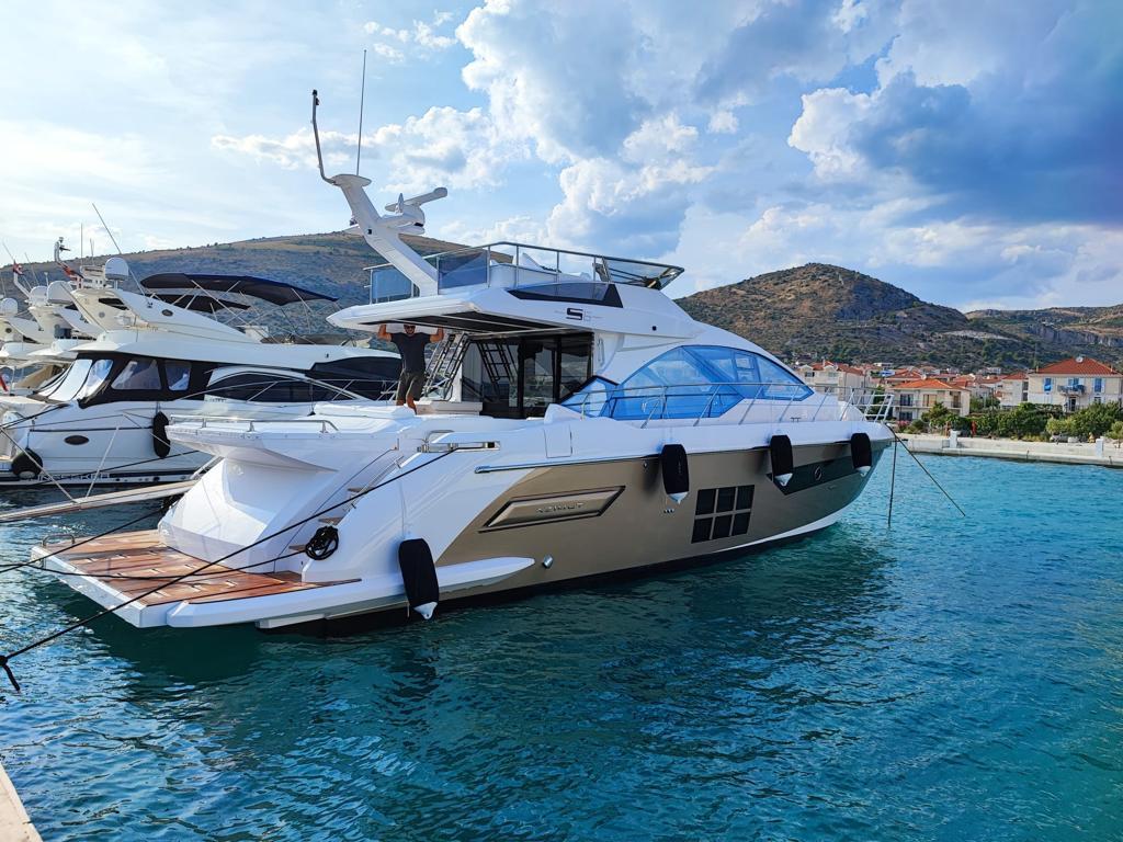 意大利阿兹慕(Azimut)S6 Sportfly游艇