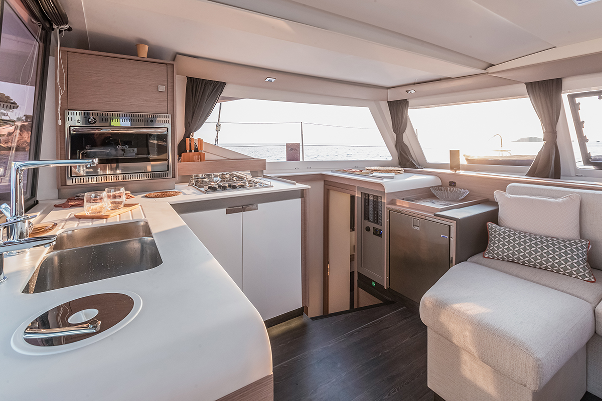 12米的枫丹白露（Fountaine Pajot）Isla40双体帆船开放式厨房