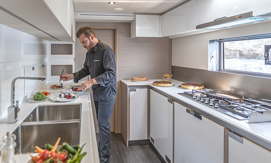 18米的枫丹白露（Fountaine Pajot）Samana59双体帆船厨房