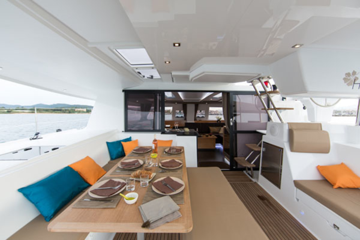 13米枫丹白露（Fountaine Pajot）Helia44双体帆船价格为650万元左右