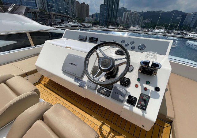 20米的菲尔兰（Fairline）Squadron65二手游艇价格96万美元