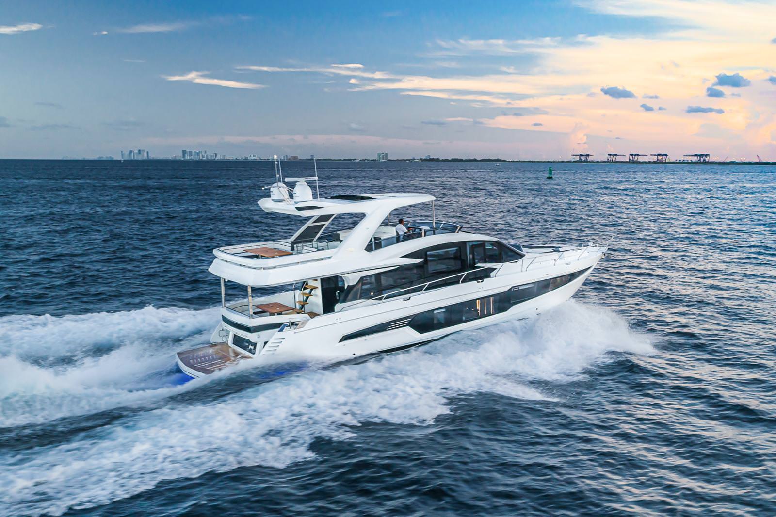 卡帝尔（Galeon）680飞桥游艇