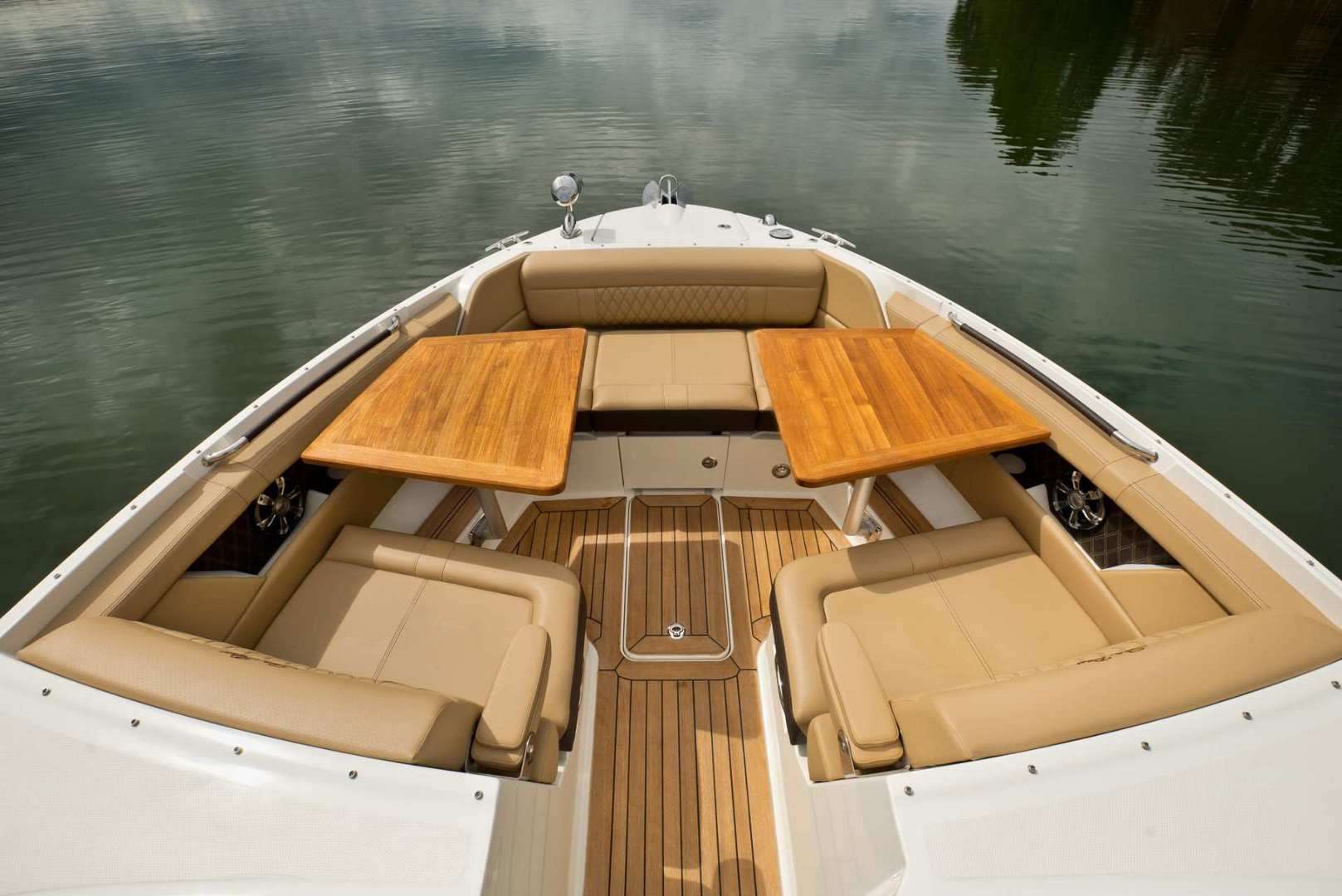 希瑞（SeaRay）350SLX运动游艇前甲板