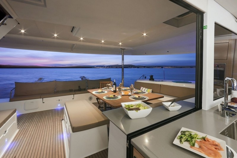 枫丹白露（Fountaine Pajot）Saba50双体帆船船尾餐厅