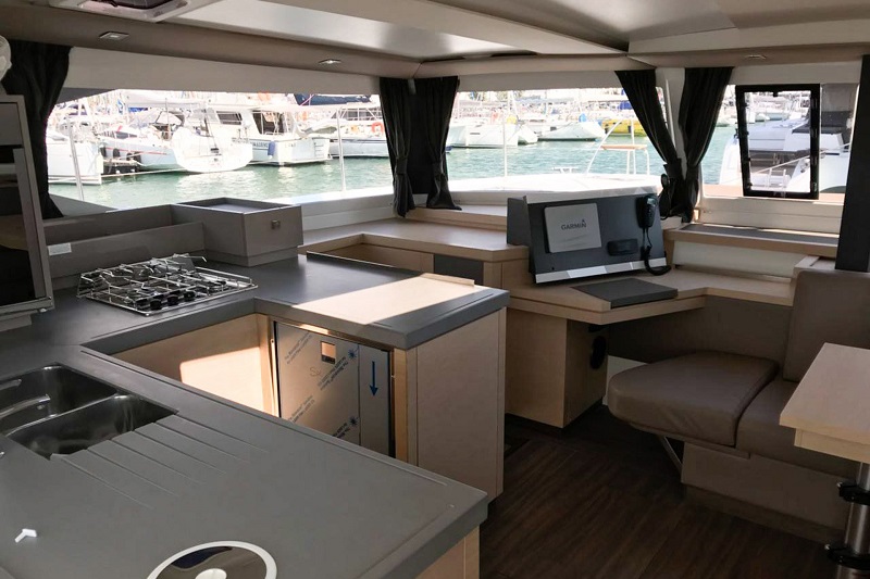 枫丹白露（Fountaine Pajot）Astrea42双体帆船厨房