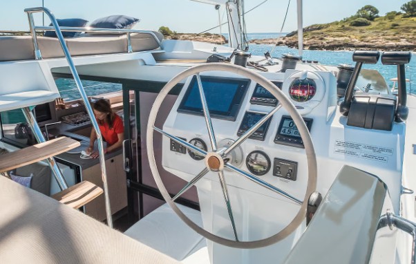 枫丹白露（Fountaine Pajot）Astrea42双体帆船中控