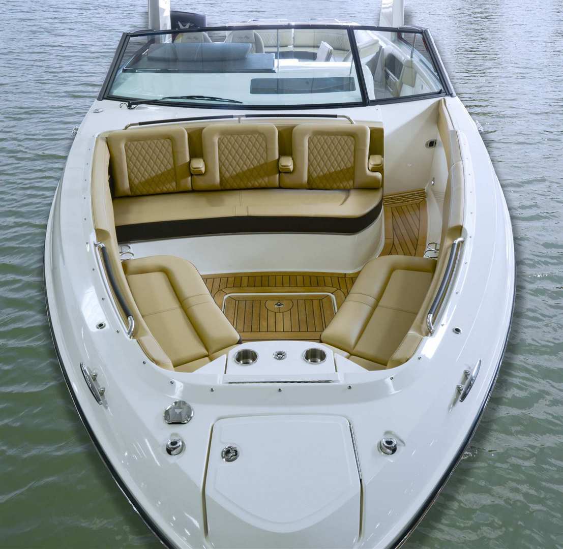 希瑞（SeaRay）SLX400运动快艇前甲板