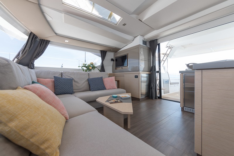 14米枫丹白露（Fountaine Pajot）Saona47双体帆船沙龙区