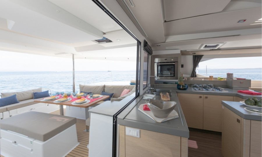 14米枫丹白露（Fountaine Pajot）Saona47双体帆船厨房区