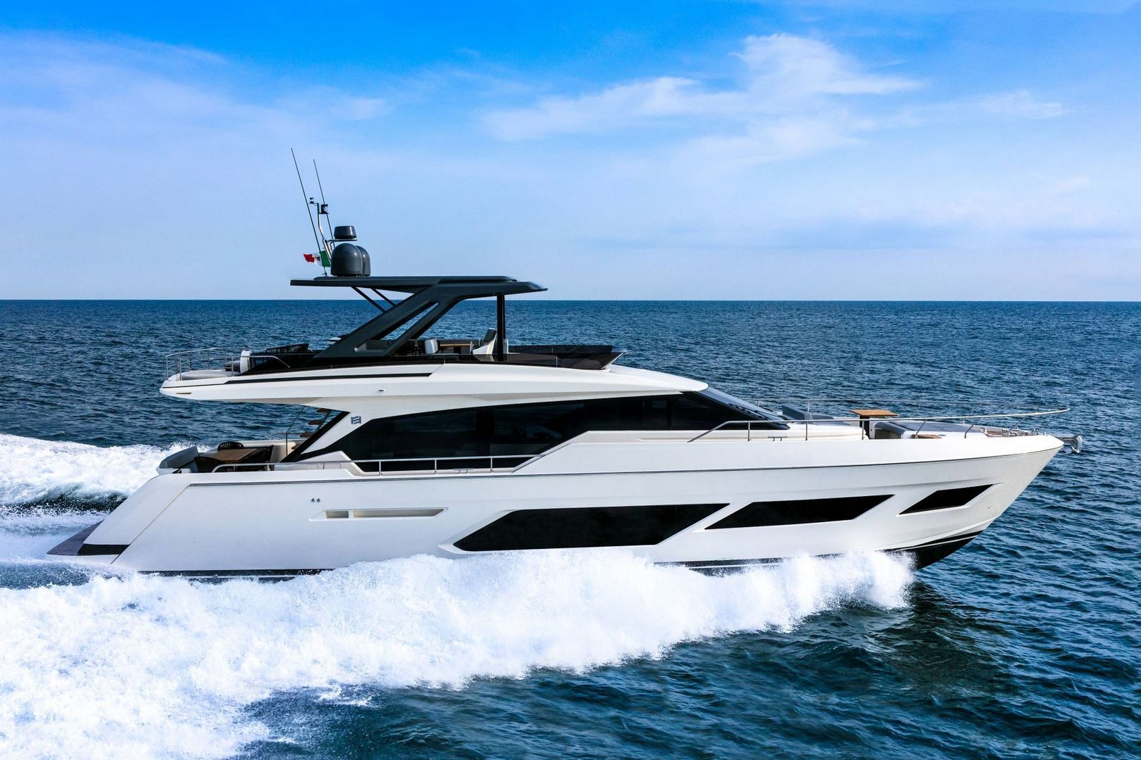 法拉帝（Ferretti）720飞桥游艇