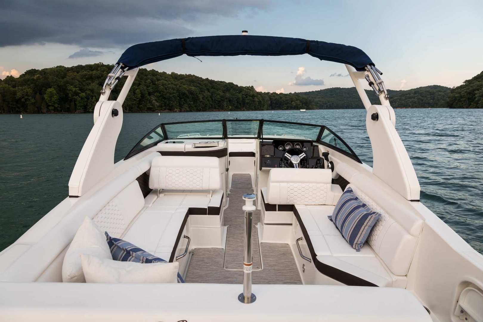 希瑞（SeaRay）SDX270舷外机游艇舱内