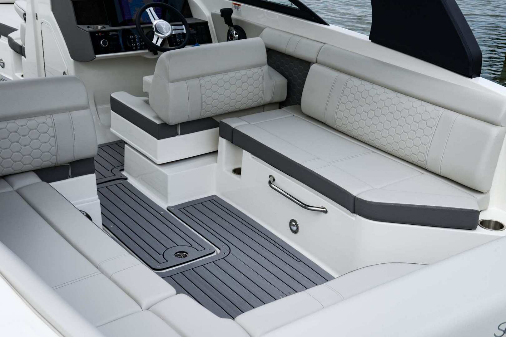 希瑞（SeaRay）SDX270舷外机游艇沙发