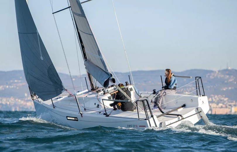 博纳多（Beneteau）First 27 SE小型单体帆船驾驶区布局