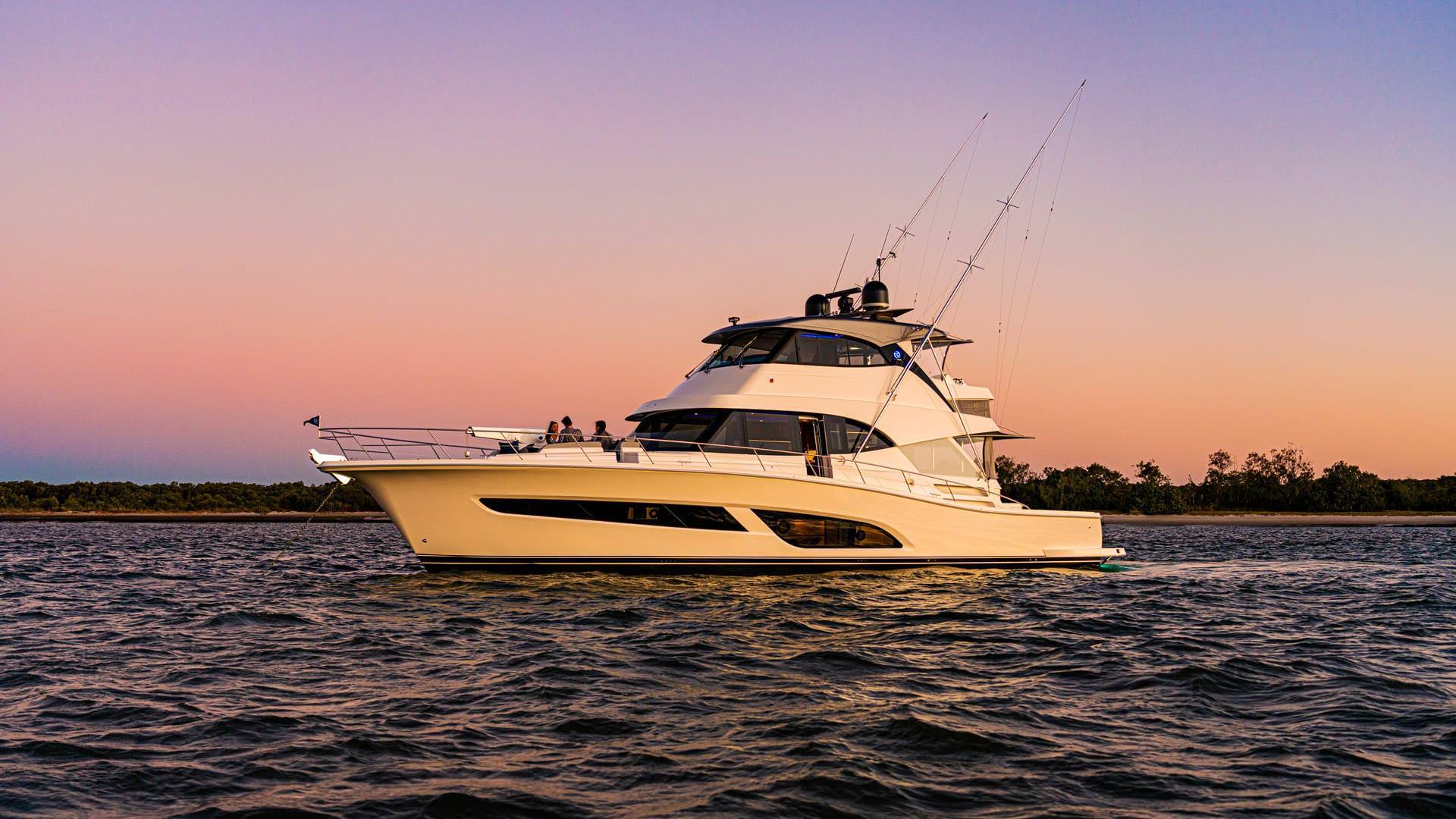 里维埃拉 64 SPORTS MOTOR YACHT