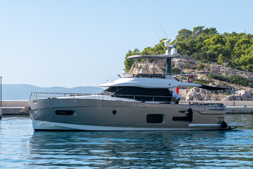 阿兹慕（Azimut）Magellano 53中型游艇