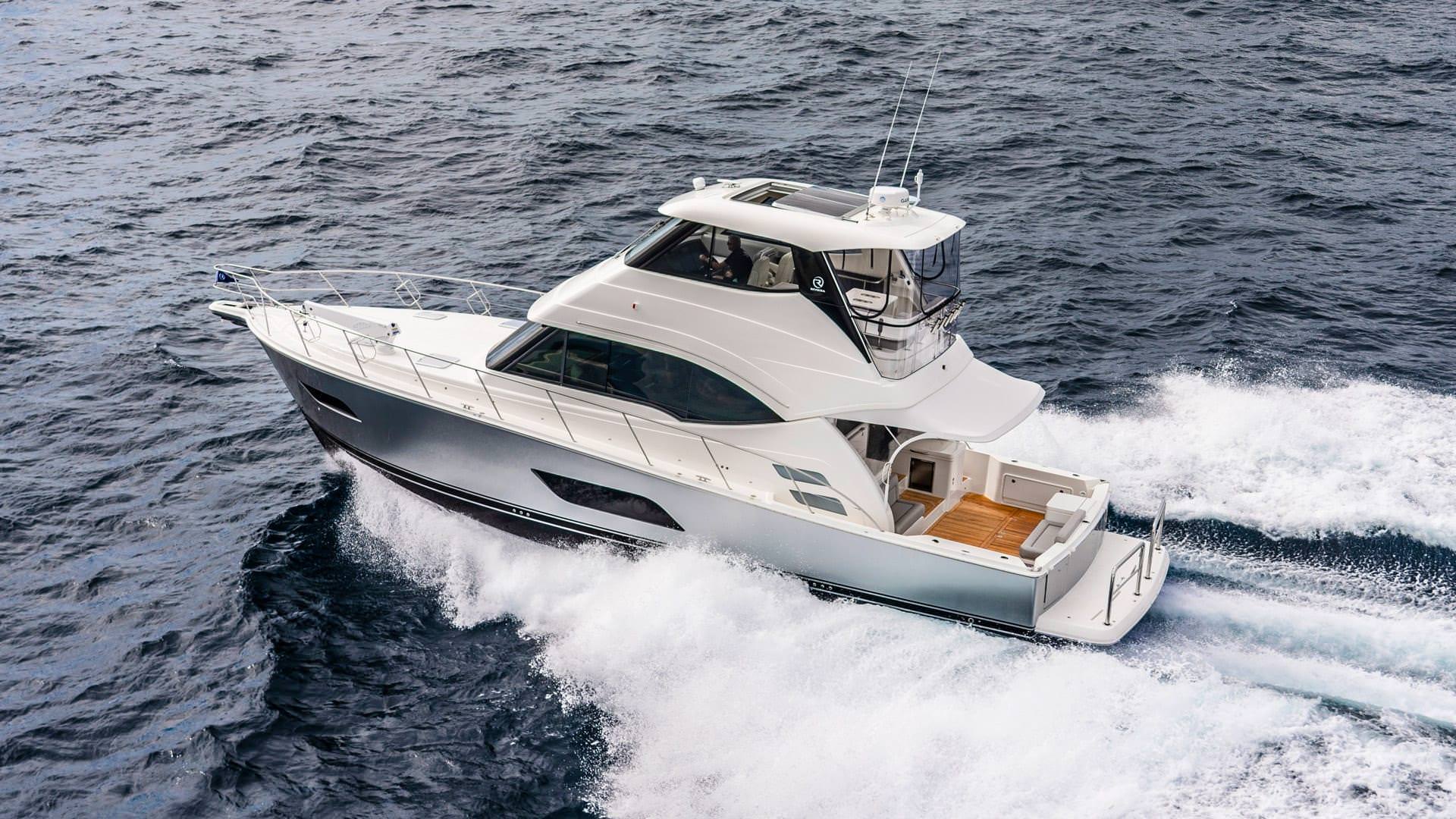 里维埃拉 54 ENCLOSED FLYBRIDGE