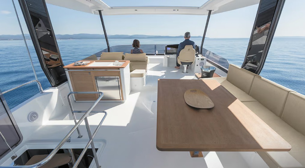 枫丹白露（Fountaine Pajot）MY6豪华双体游艇飞桥布局